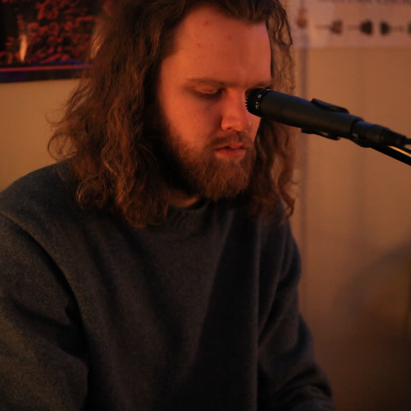 Bennett at the keys during a rehearsal session